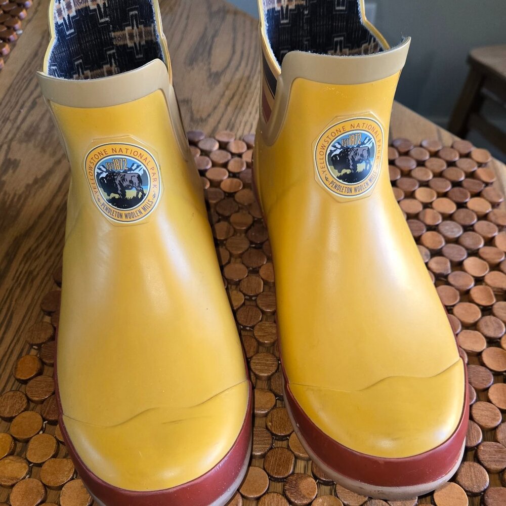 Pendleton Rainboots - think Donald-duck's superhero cape for your feet! Size 10